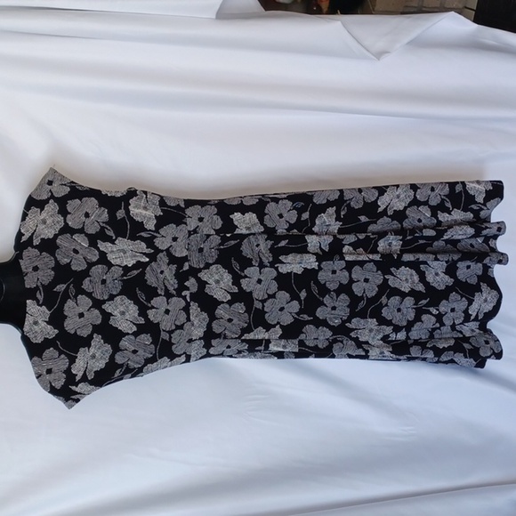 CHAPS BLACK & WHITE FLORAL EMPIRE WAIST DRESS - Picture 4 of 6